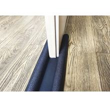 Türdichtung auf Holzboden vor einer Tür