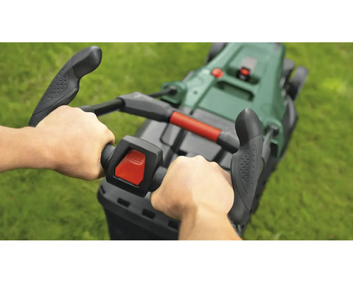 Une personne utilise une tondeuse à gazon sur une pelouse.