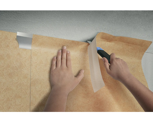 Anbringen einer Tapete mit einem Cuttermesser