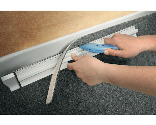 Zuschneiden einer Dichtung mit einem Cuttermesser und einer Schneidlehre