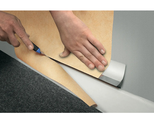 Zuschneiden von Teppichboden mit einem Teppichmesser und einer Schneidehilfe