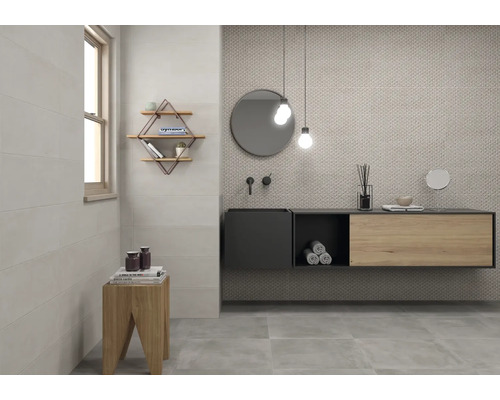 Salle de bain moderne avec carrelage gris, meuble-lavabo avec lavabo, miroir, tabouret et éléments décoratifs.