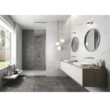 Salle de bains avec douche, lavabo, miroirs et carrelage