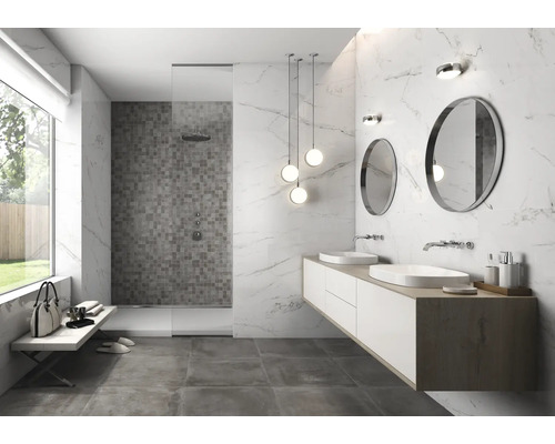 Salle de bains avec douche, lavabo, miroirs et carrelage