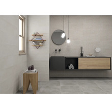 Salle de bains moderne avec lavabo, miroir, étagère et carreaux muraux
