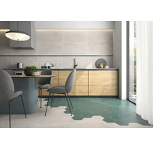 Cuisine moderne avec table à manger, chaises, cuisine intégrée et carreaux de sol hexagonaux.
