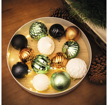 Arrangement décoratif de boules de Noël dans un bol avec une guirlande lumineuse