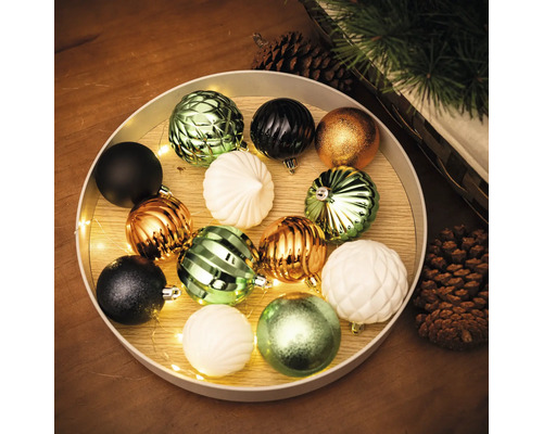 Arrangement décoratif de boules de Noël dans un bol avec une guirlande lumineuse
