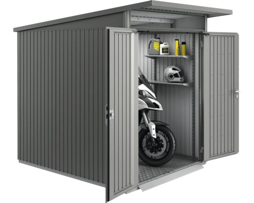 Abri de jardin métallique avec portes ouvertes, moto, étagères et accessoires