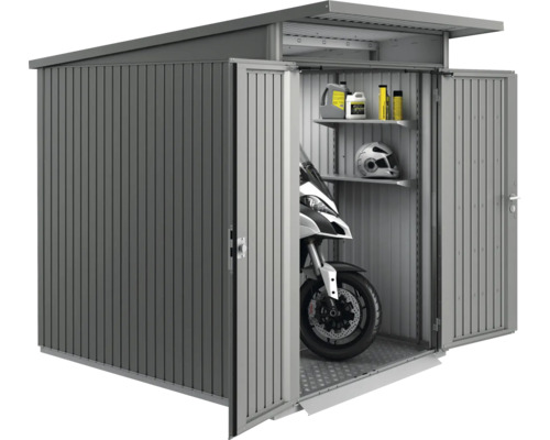 Motorradgarage aus Metall mit geöffneten Türen, Motorrad und Regalen