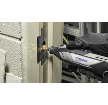 Outil multifonction Dremel travaillant sur une serrure de porte