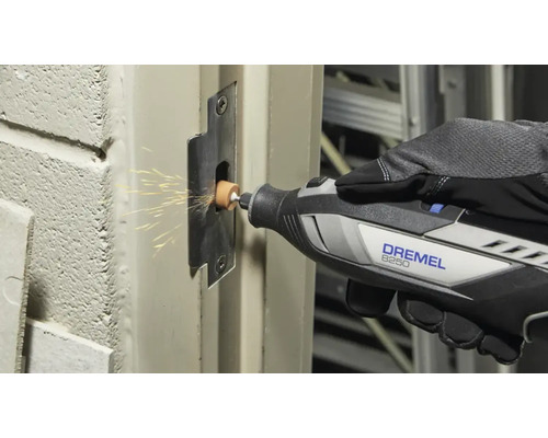 Outil multifonction Dremel travaillant sur une serrure de porte