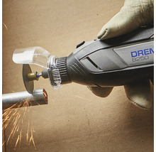 Outil multifonction Dremel 8250 coupant un tube métallique avec protection et projections d''étincelles