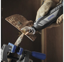 Outil multifonction Dremel 8250 en cours d''utilisation pour le travail du métal