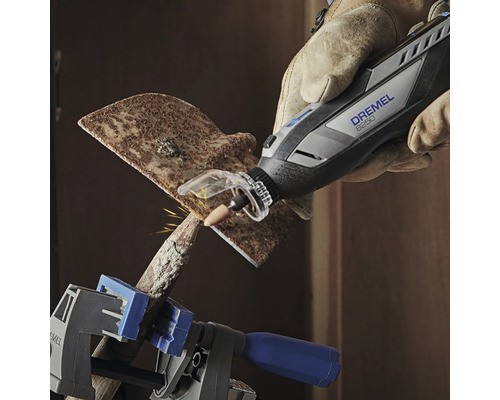 Outil multifonction Dremel 8250 en cours d''utilisation pour le travail du métal