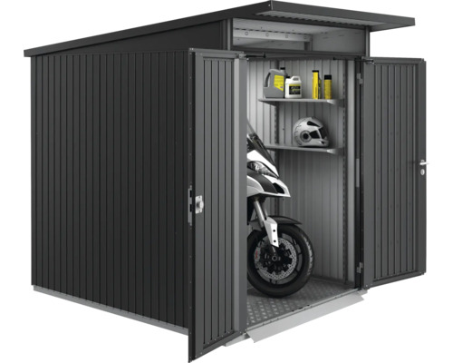 Metallgerätehaus mit geöffneten Türen, Motorrad und Regalen