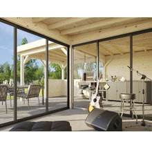 Cabane en bois lumineuse avec portes coulissantes, vue sur une terrasse avec pavillon et cuisine extérieure, équipée d''une guitare, d''un haut-parleur et d''un microphone