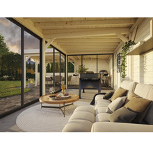 Véranda lumineuse avec plafond en bois, coin salon et espace barbecue à l''extérieur.