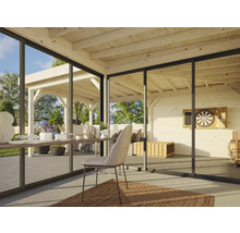 Pavillon de jardin lumineux avec de grandes portes coulissantes en verre et un intérieur en bois