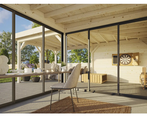 Pavillon de jardin lumineux avec de grandes portes coulissantes en verre et un intérieur en bois