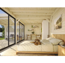 Maison en bois claire avec coin chambre, coin repas et terrasse avec coin salon