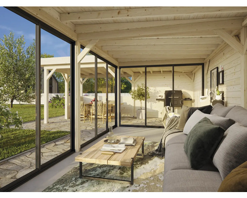 Terrasse en bois clair avec portes coulissantes en verre, mobilier de jardin et espace barbecue