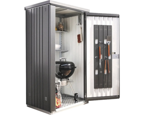 Geöffneter Geräteschrank mit Grill, Grillzubehör und Regalen