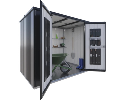 Geöffneter Geräteschuppen mit Gartengeräten