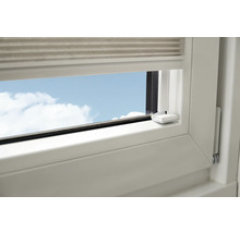 Geschlossenes Fenster mit Jalousie und Blick auf den Himmel