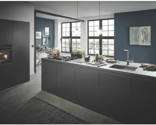 Küchenszene mit Kücheninsel, Spüle, Armatur und Kochfeld in modernem Design