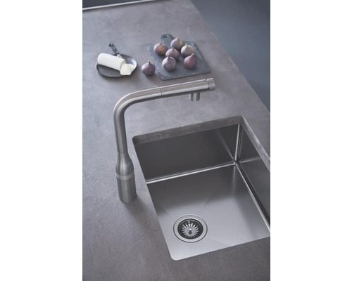 Edelstahlspüle mit Wasserhahn auf einer Arbeitsplatte