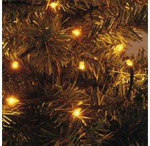 Dekorationsszene mit warmweißen Lichtern an einem künstlichen Weihnachtsbaum