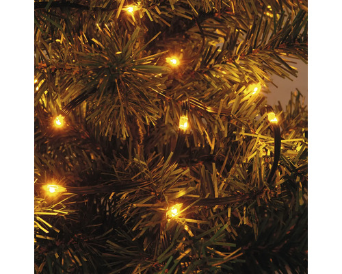 Dekorationsszene mit warmweißen Lichtern an einem künstlichen Weihnachtsbaum