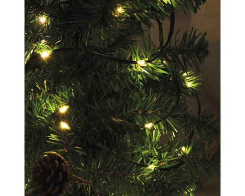 Geschmückter Weihnachtsbaum mit Lichterkette und Tannenzapfen