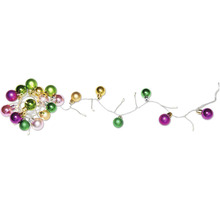 Lichterkette mit bunten Weihnachtskugeln