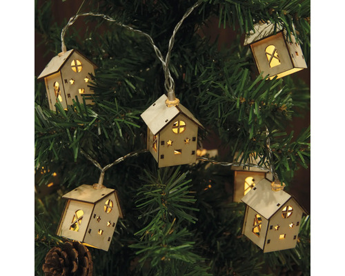 Lichterkette mit Hausmotiven auf einem Weihnachtsbaum
