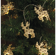 Lichterkette mit hölzernen Rentieranhängern am Weihnachtsbaum