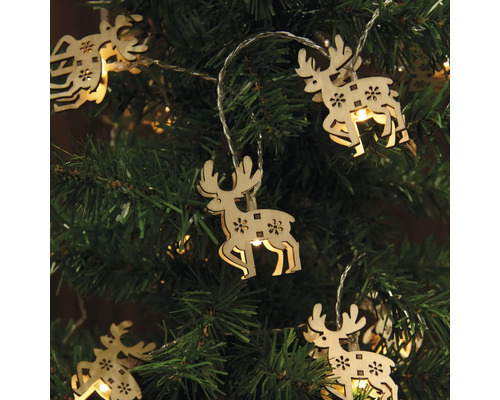 Lichterkette mit hölzernen Rentieranhängern am Weihnachtsbaum