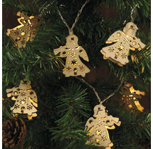 Lichterkette mit Engel-Motiven aus Holz an einem Weihnachtsbaum