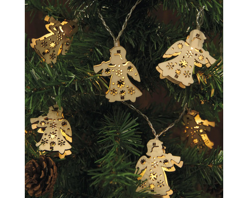 Lichterkette mit Engel-Motiven aus Holz an einem Weihnachtsbaum