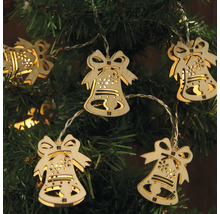 Lichterkette mit Holzglocken auf einem Weihnachtsbaum