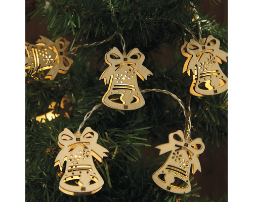 Lichterkette mit Holzglocken auf einem Weihnachtsbaum