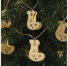 Lichterkette mit Strumpfmotiven aus Holz auf einem Weihnachtsbaum