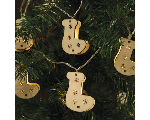 Lichterkette mit Strumpfmotiven aus Holz auf einem Weihnachtsbaum