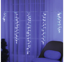 Guirlande lumineuse avec glaçons devant la fenêtre
