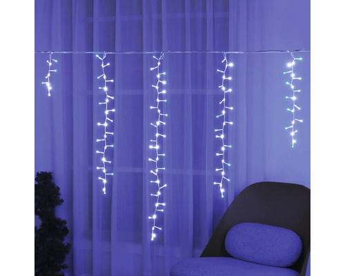 Guirlande lumineuse avec glaçons devant la fenêtre