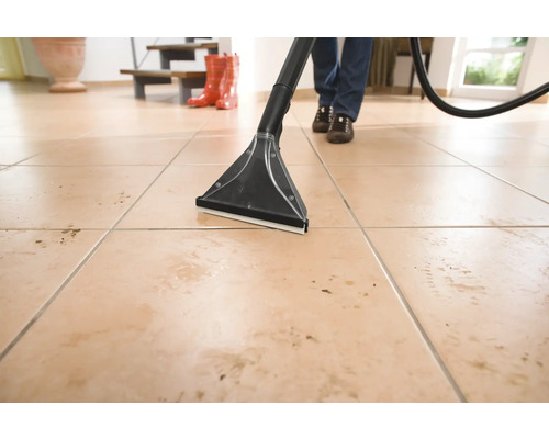 Nettoyage d''un sol carrelé avec un injecteur-extracteur