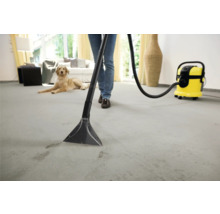 Teppichreiniger im Einsatz zur Reinigung eines Teppichs in einem Wohnzimmer.