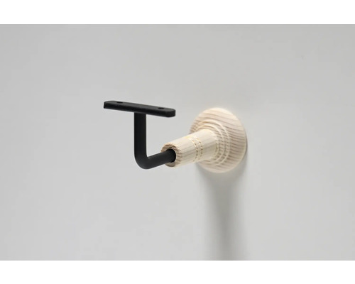 Vorhangstangehalterung aus Holz mit schwarzer Metallbefestigung