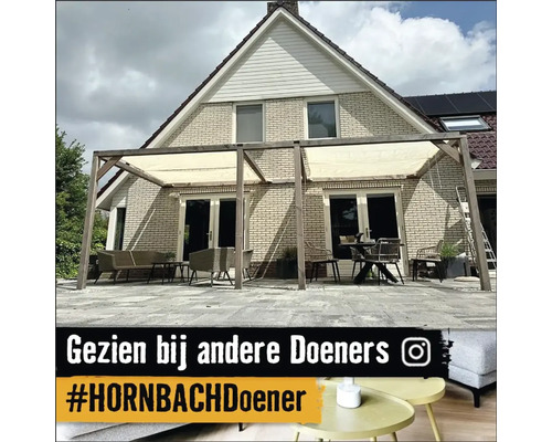 Terrasse mit Holzpergola und Sitzmöbeln vor einem Haus